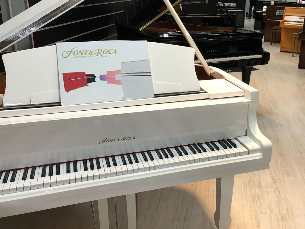Gran exposición de pianos digitales en Musical Mataró, tienda de instrumentos musicales en Mataró